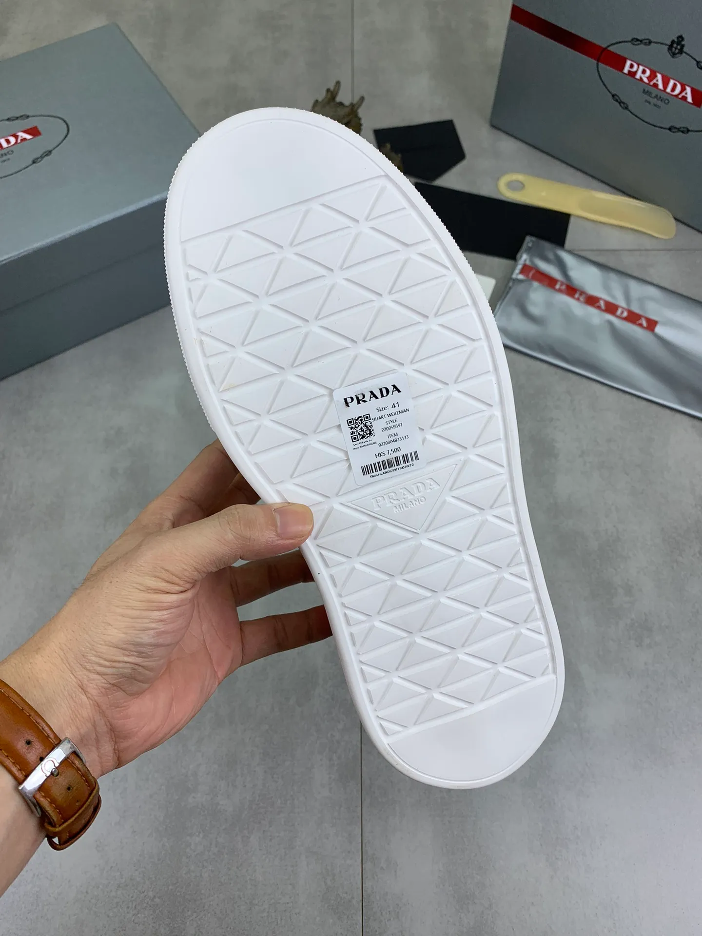 Men's shoes 💰P580 new (higher version) new models are available at PRADA counters simultaneously, new men's shoes, 😘 fabrics are selected from original calfskin. First layer of imported silk cowhide lining. The original version is awesome! 👍🏿Original open-molded non-slip PU outsole, with exquisite lines, simple and elegant, super comfortable and classy on foot, suitable for leisure travel. Code number: 38 to 44 (45 customized) 4️⃣ colors available